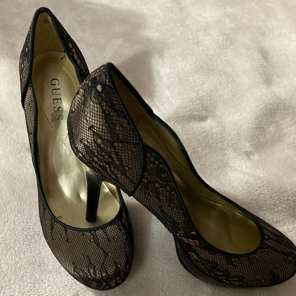🖤black lace covered stilettos, EUC by GUESS.
